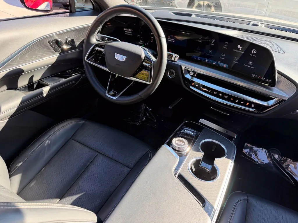 Cadillac Lyriq photo 37