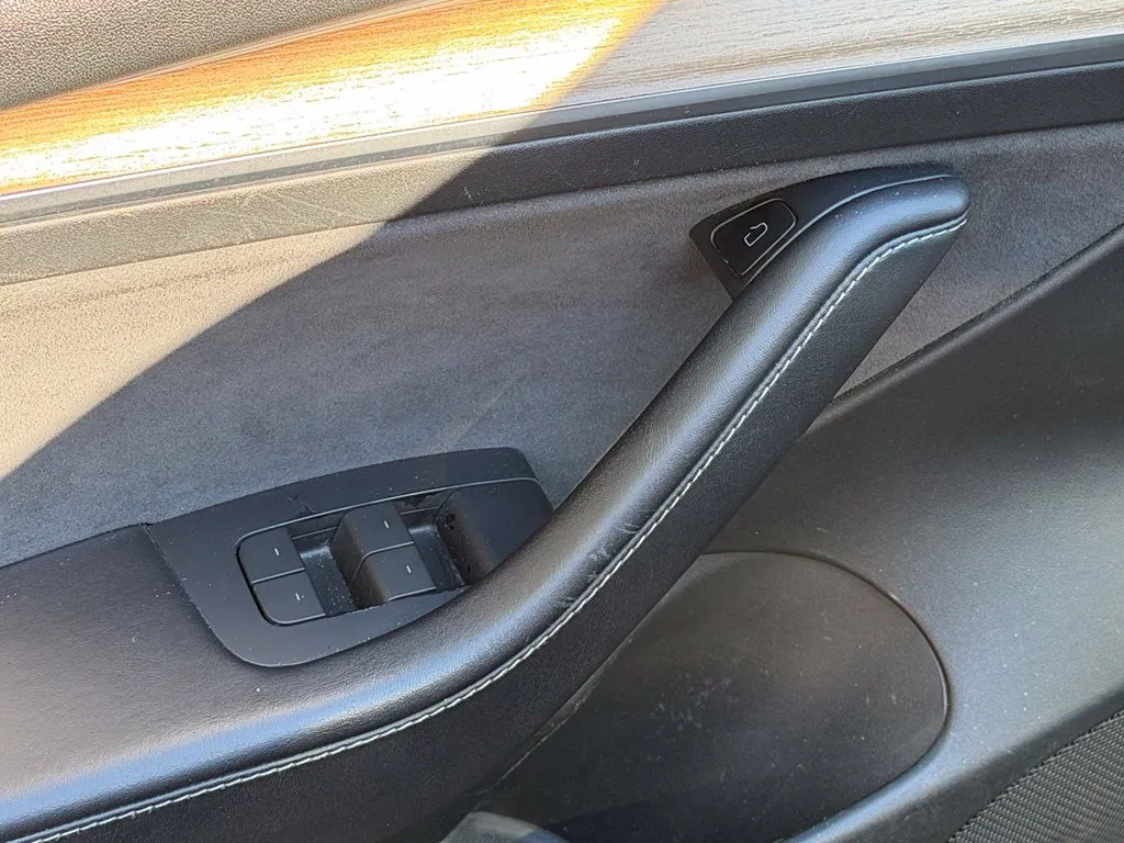 Tesla Model 3 photo 29