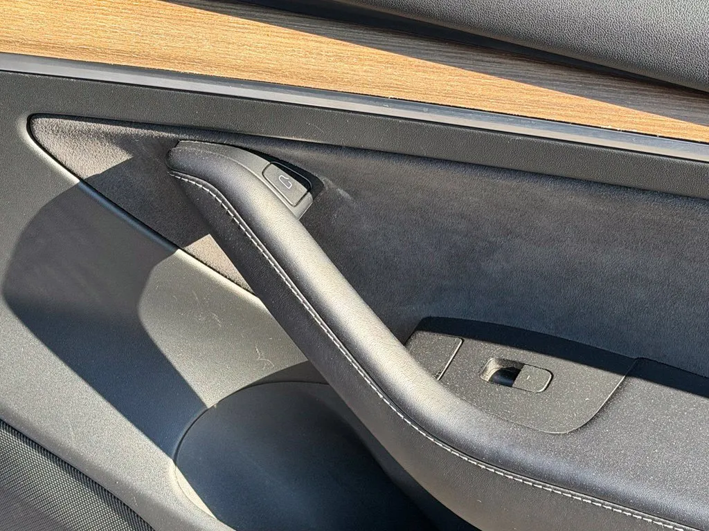 Tesla Model 3 photo 37