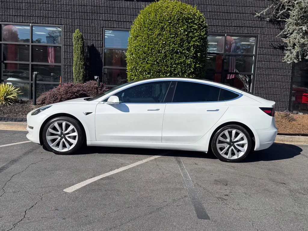 Tesla Model 3 photo 9