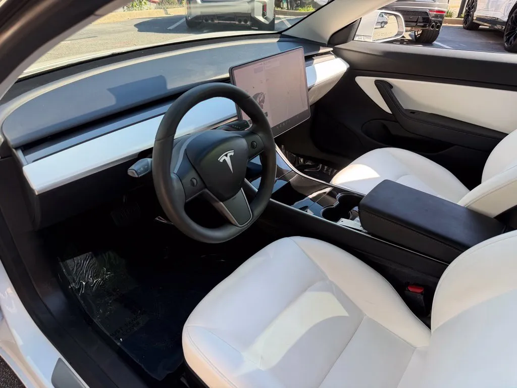 Tesla Model 3 photo 24