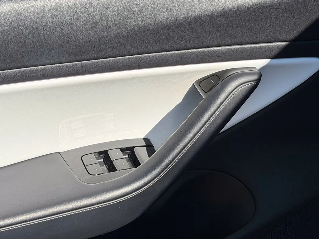 Tesla Model 3 photo 29