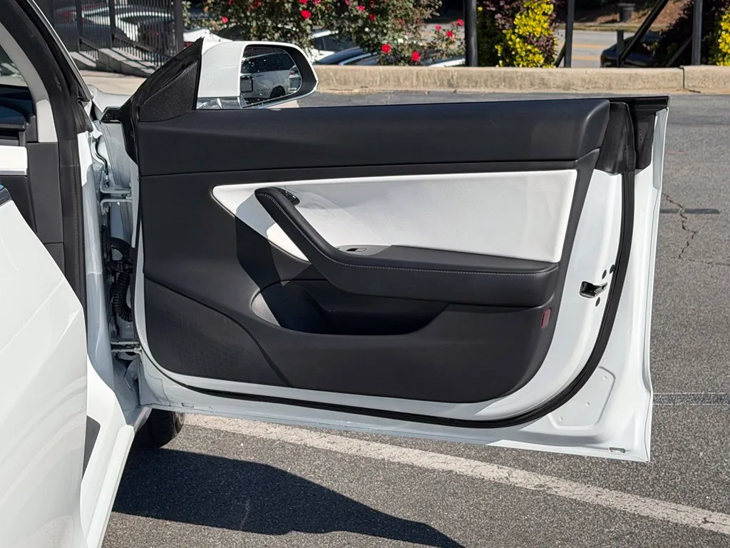Tesla Model 3 photo 36