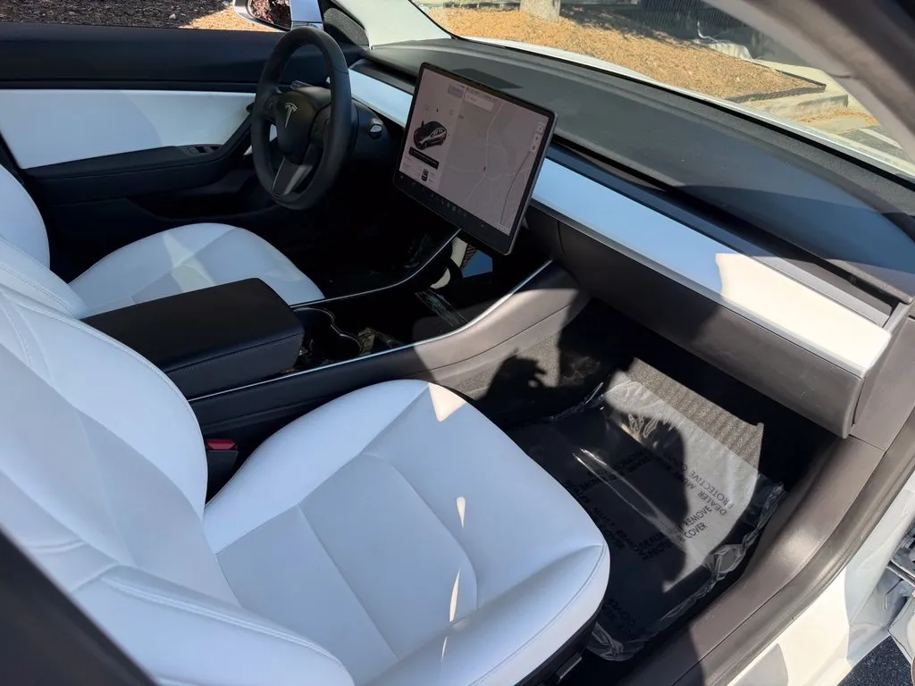 Tesla Model 3 photo 32