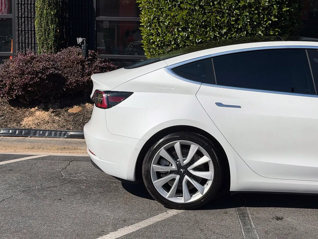 Tesla Model 3 photo 22