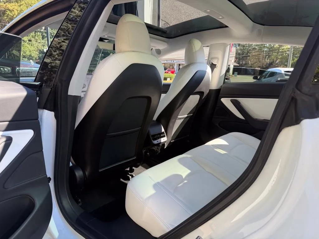 Tesla Model 3 photo 30