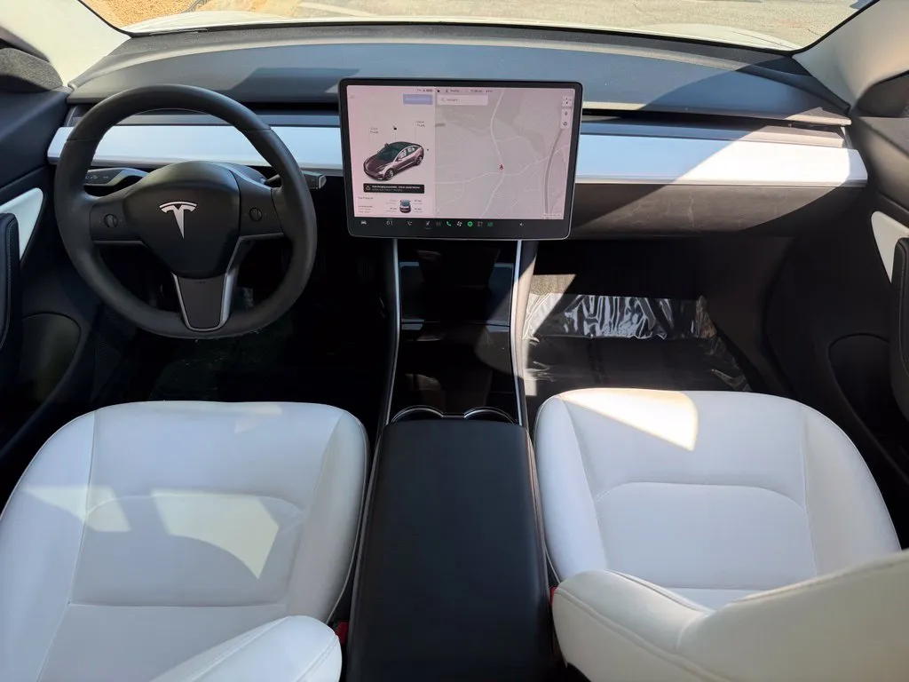 Tesla Model 3 photo 40