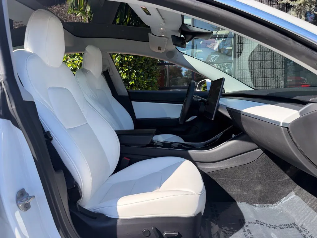 Tesla Model 3 photo 33