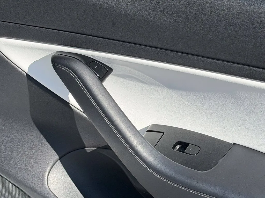 Tesla Model 3 photo 37