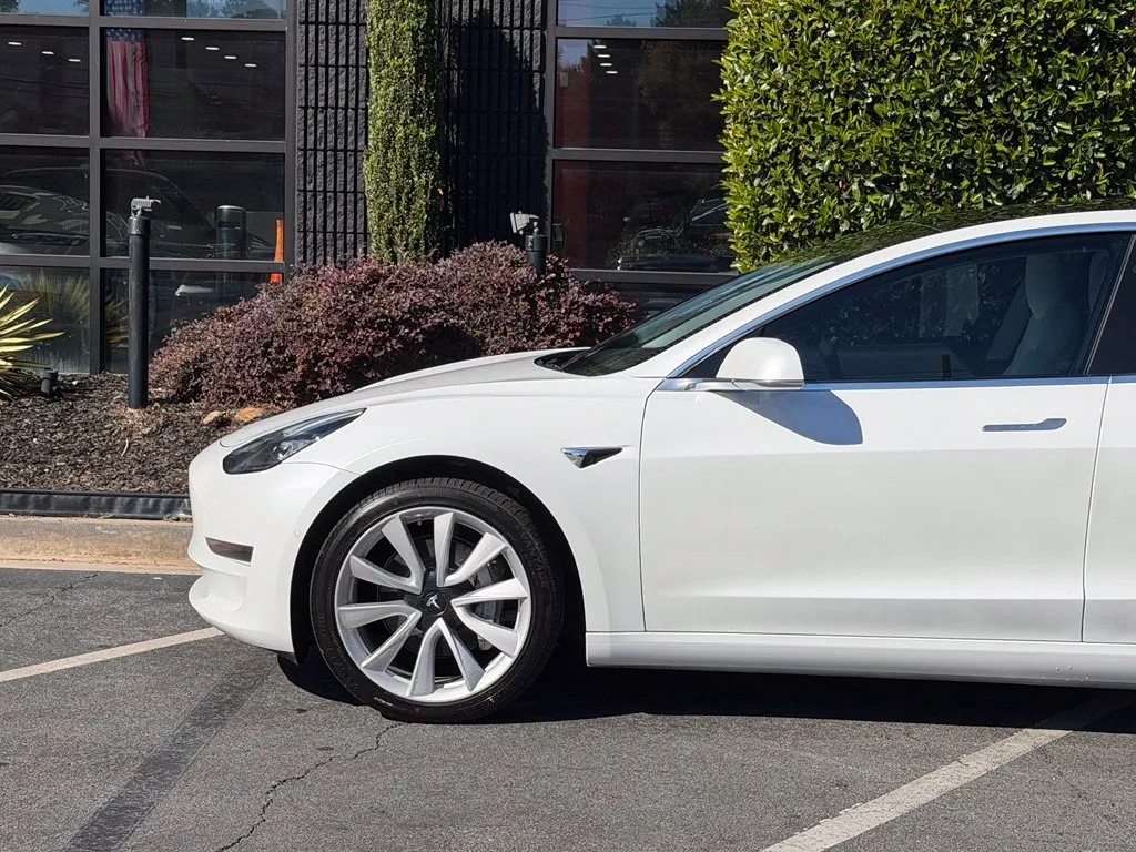 Tesla Model 3 photo 10