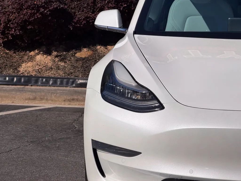 Tesla Model 3 photo 4