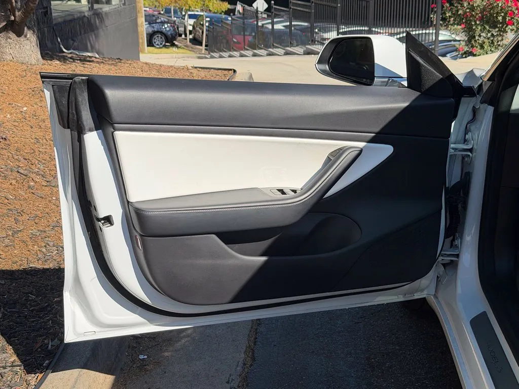 Tesla Model 3 photo 28