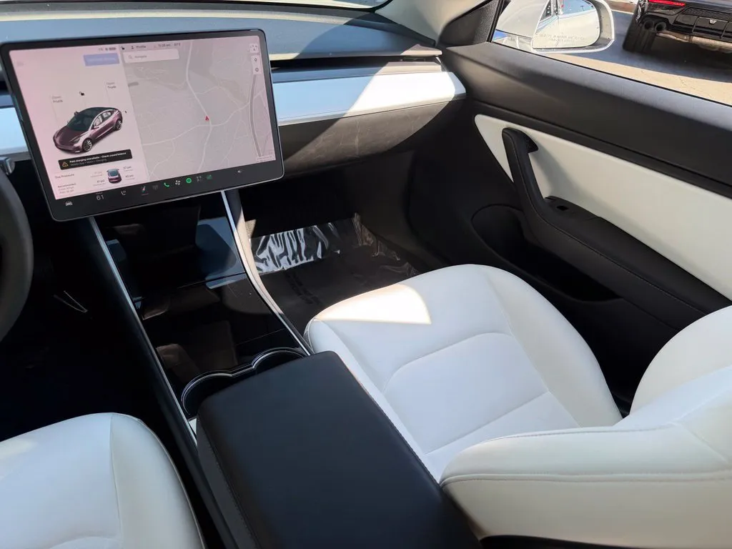 Tesla Model 3 photo 42