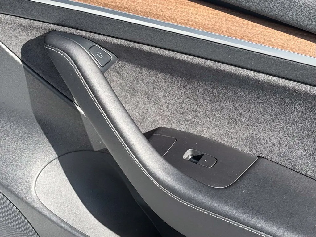 Tesla Model 3 photo 37