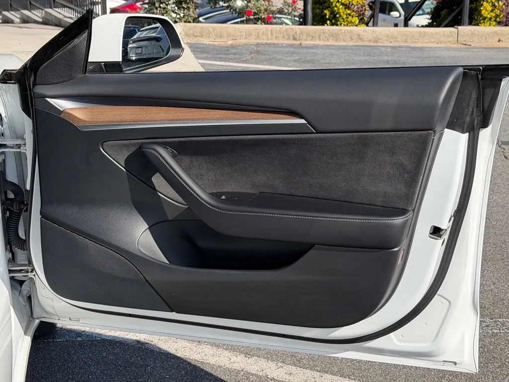 Tesla Model 3 photo 36
