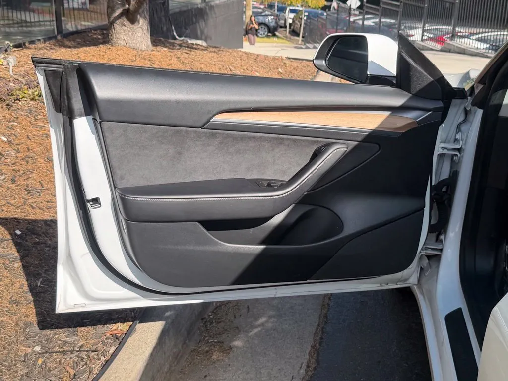 Tesla Model 3 photo 28