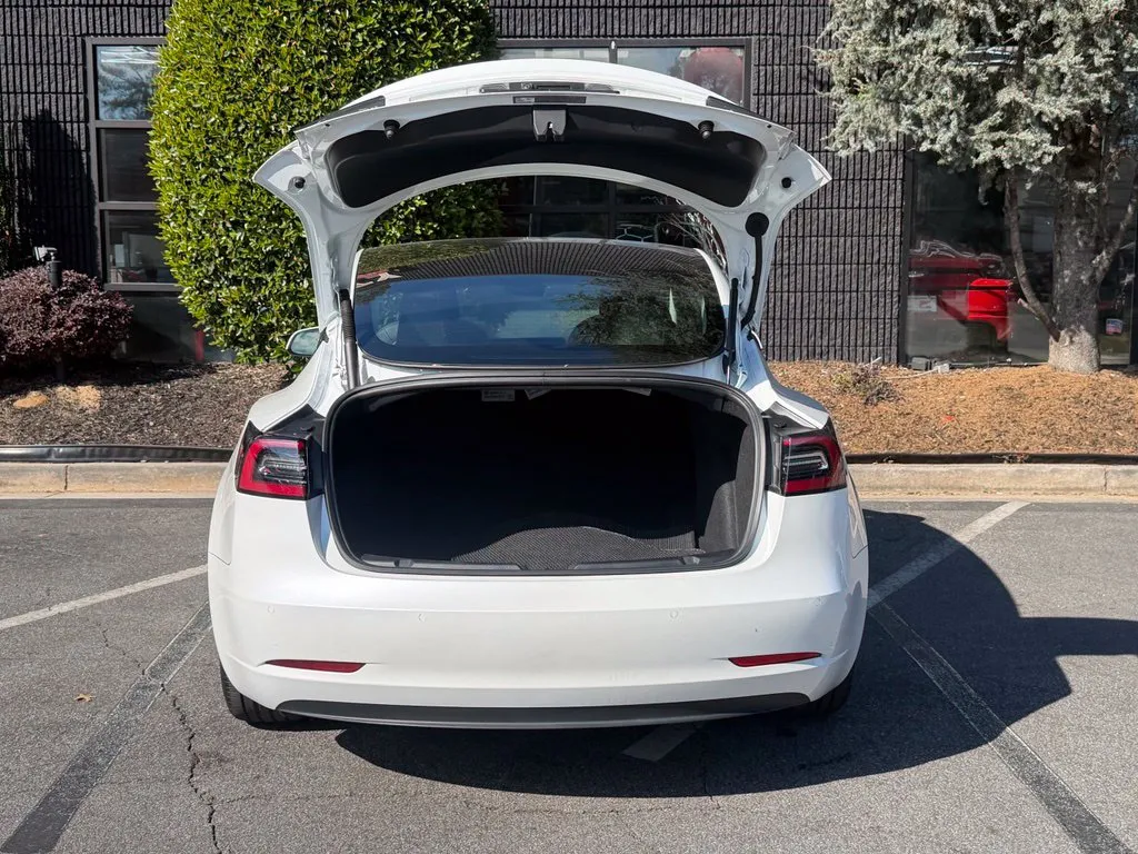Tesla Model 3 photo 17