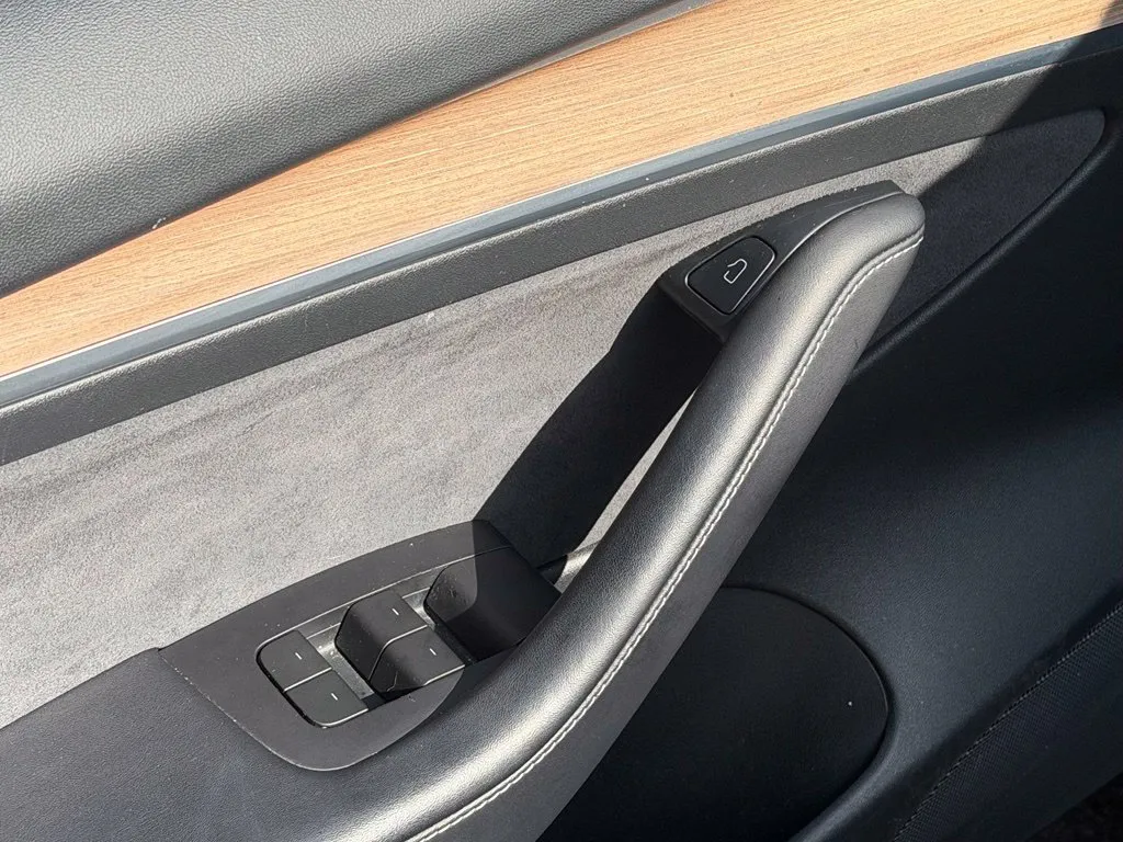Tesla Model 3 photo 29