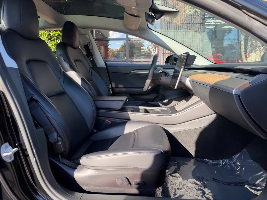 Tesla Model 3 photo 29