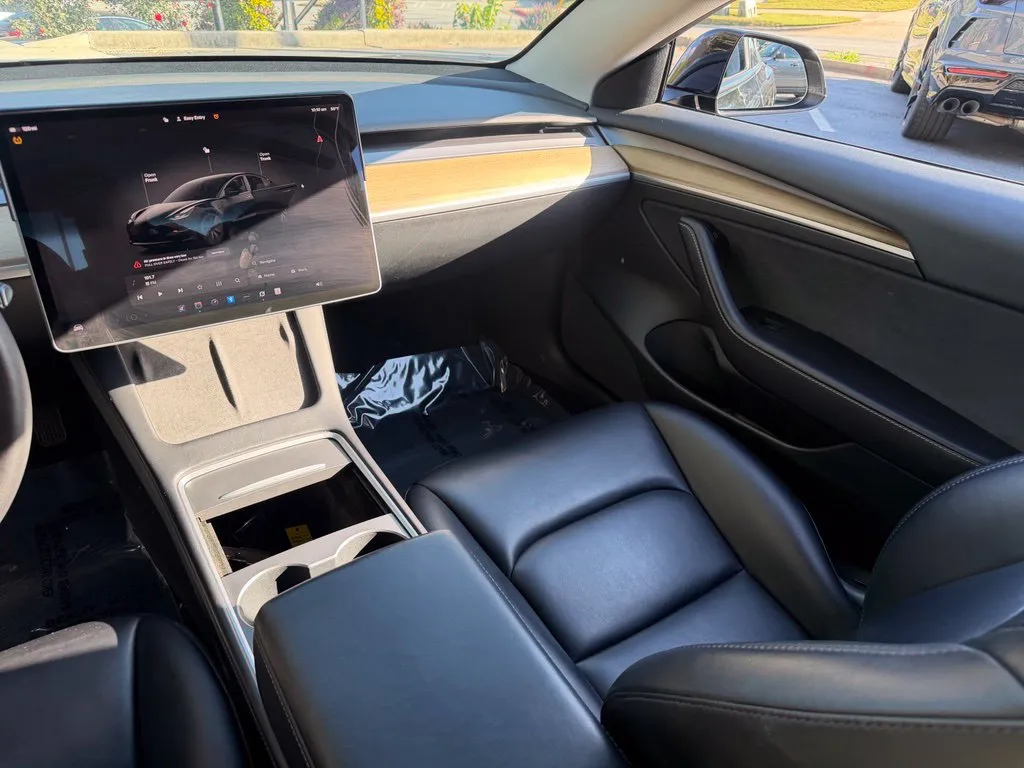 Tesla Model 3 photo 38