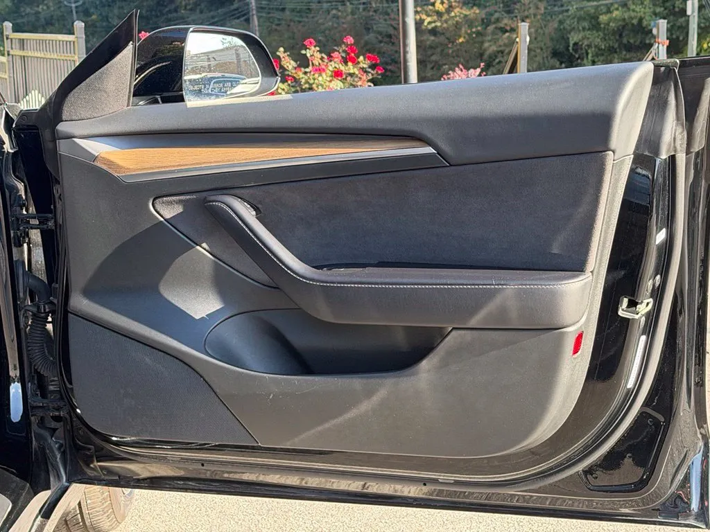 Tesla Model 3 photo 32