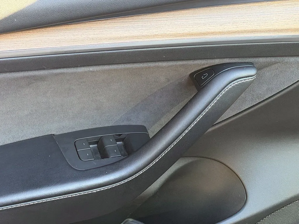 Tesla Model 3 photo 26