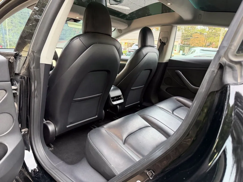 Tesla Model 3 photo 30