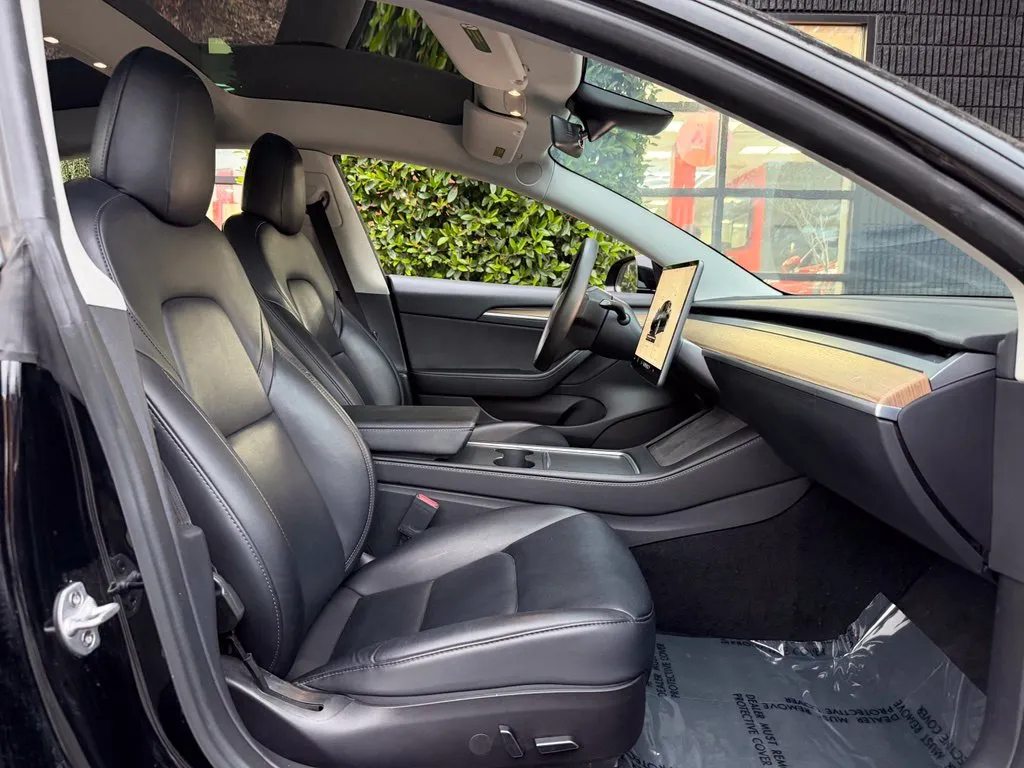 Tesla Model 3 photo 32