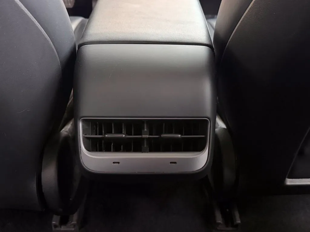Tesla Model 3 photo 48