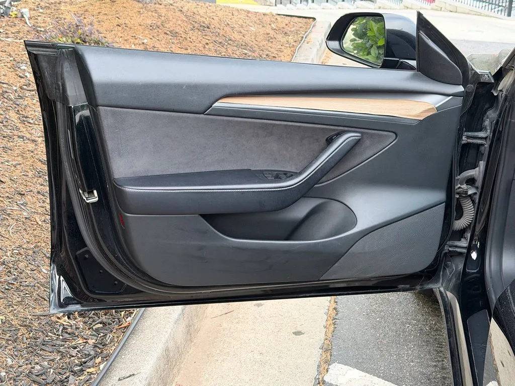 Tesla Model 3 photo 28