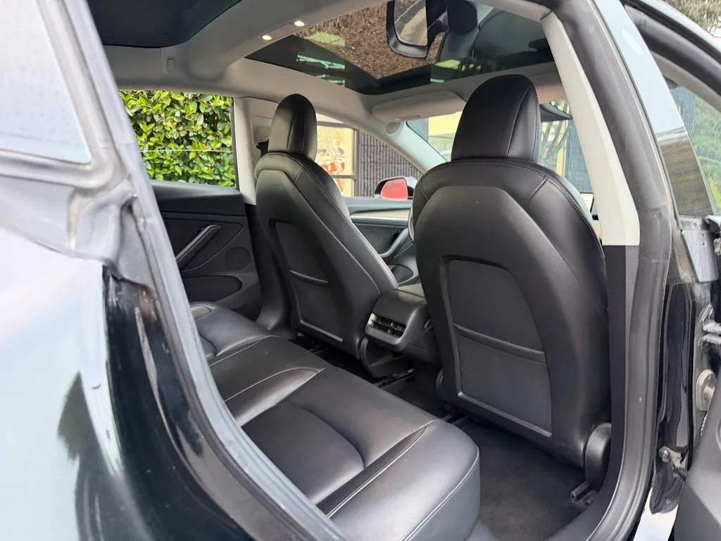 Tesla Model 3 photo 37