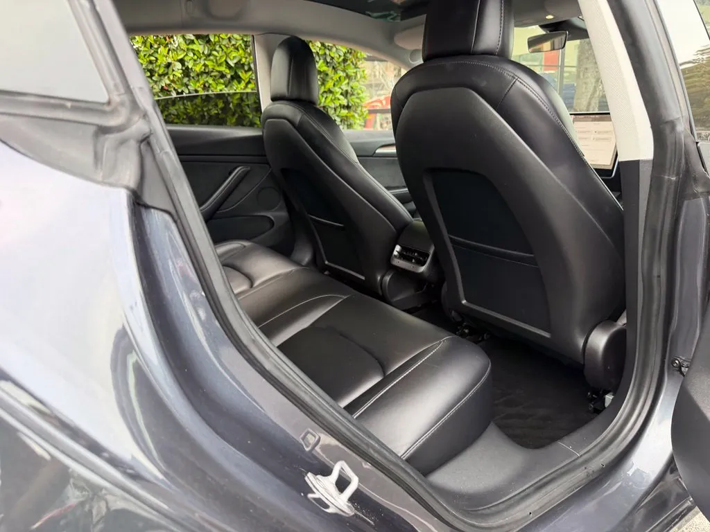 Tesla Model 3 photo 35
