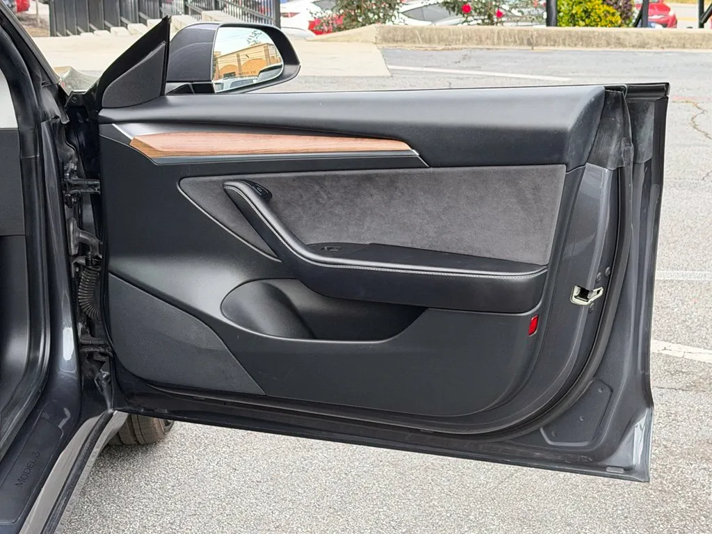 Tesla Model 3 photo 33