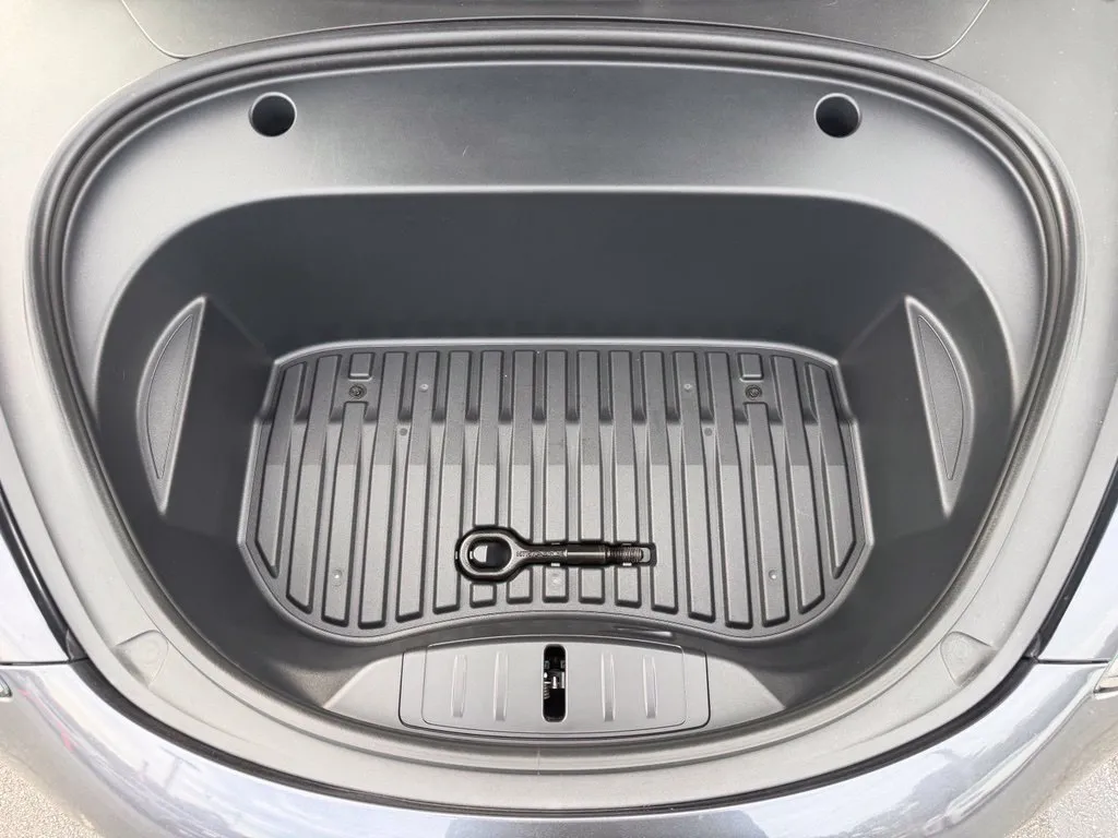 Tesla Model 3 photo 6