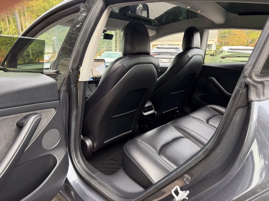 Tesla Model 3 photo 27