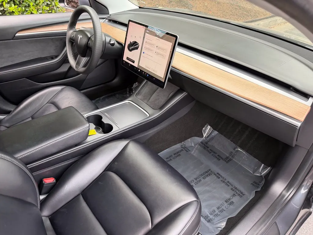 Tesla Model 3 photo 29