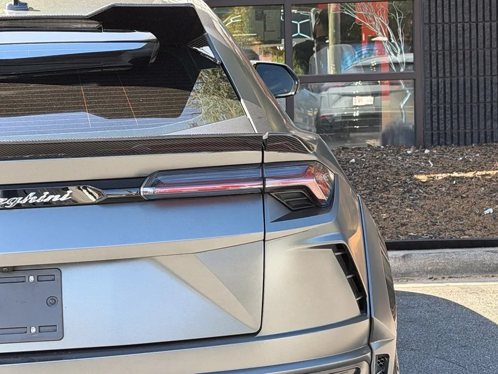 Lamborghini URUS photo 16