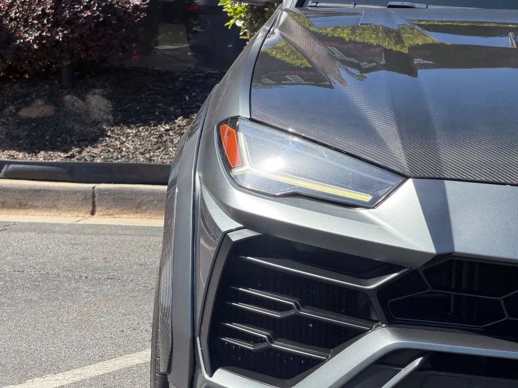 Lamborghini URUS photo 4