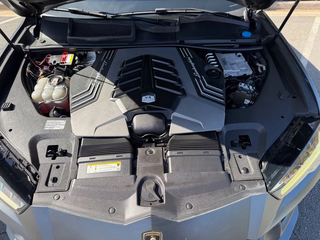 Lamborghini URUS photo 6
