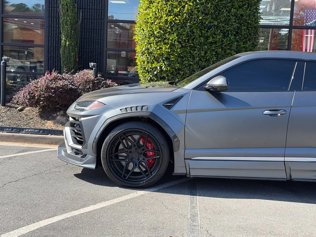 Lamborghini URUS photo 10