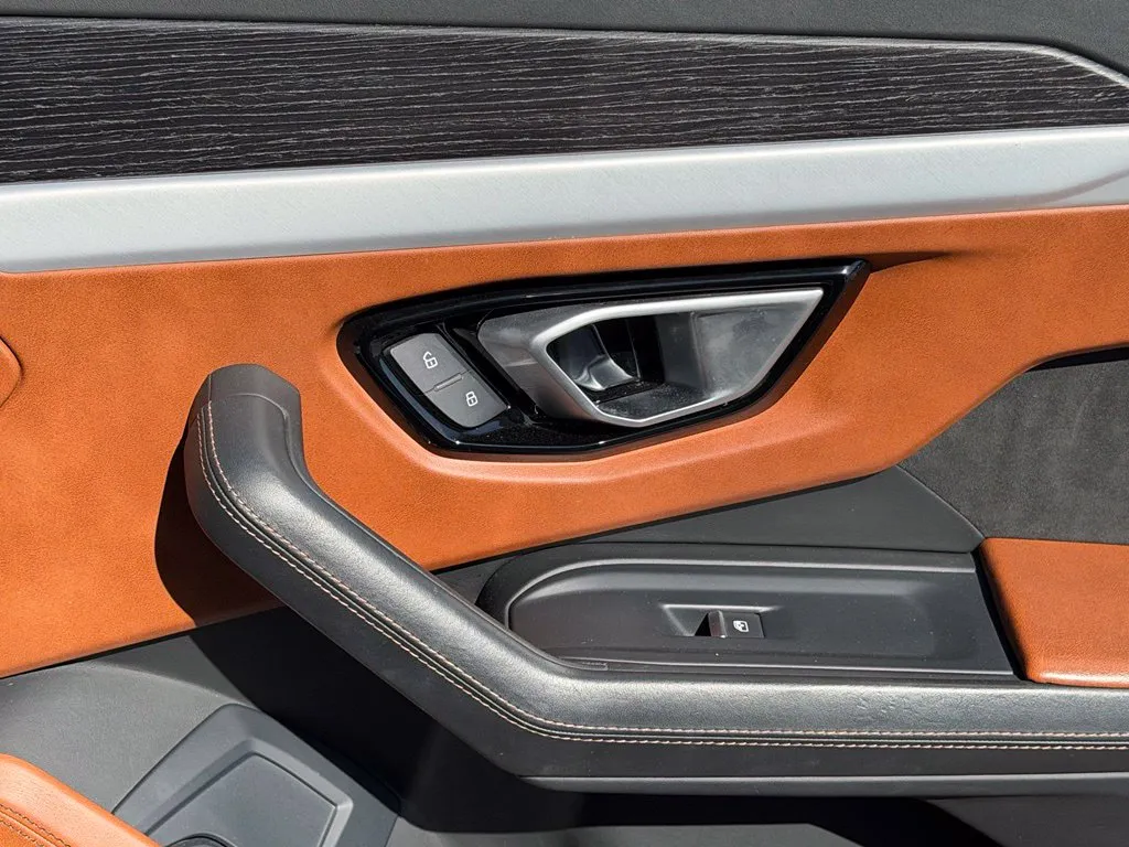 Lamborghini URUS photo 38