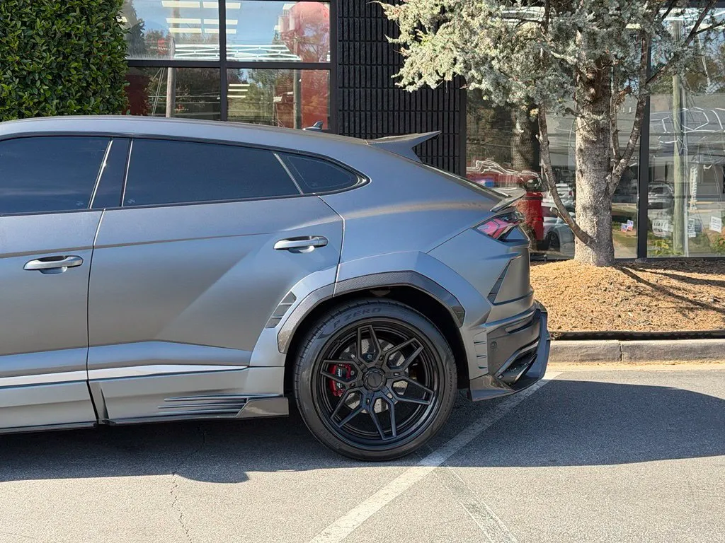 Lamborghini URUS photo 11