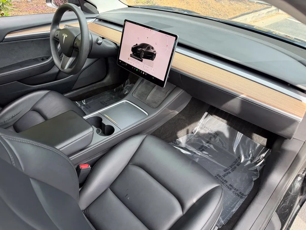 Tesla Model 3 photo 32