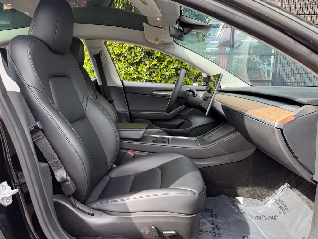 Tesla Model 3 photo 33