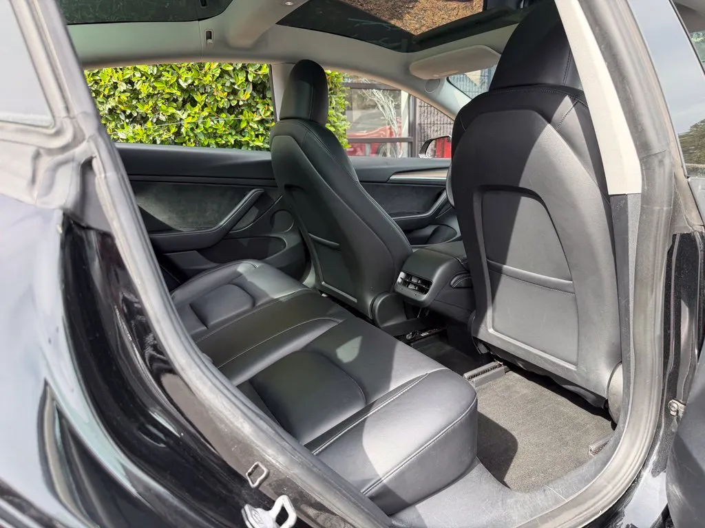 Tesla Model 3 photo 38