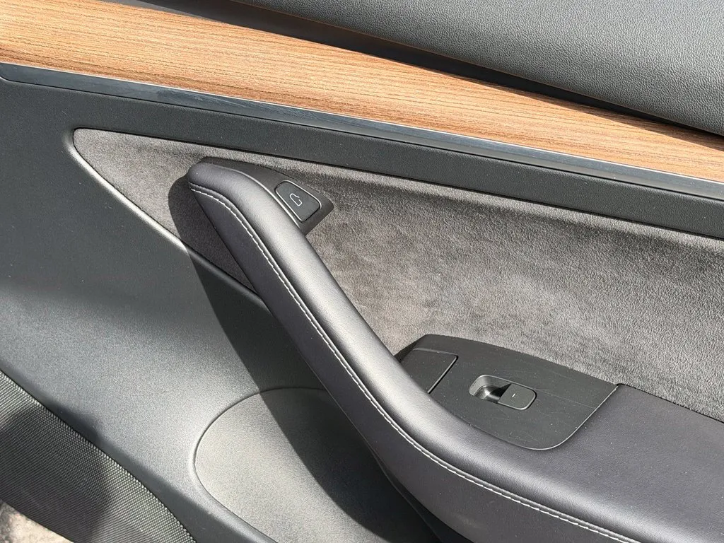 Tesla Model 3 photo 37