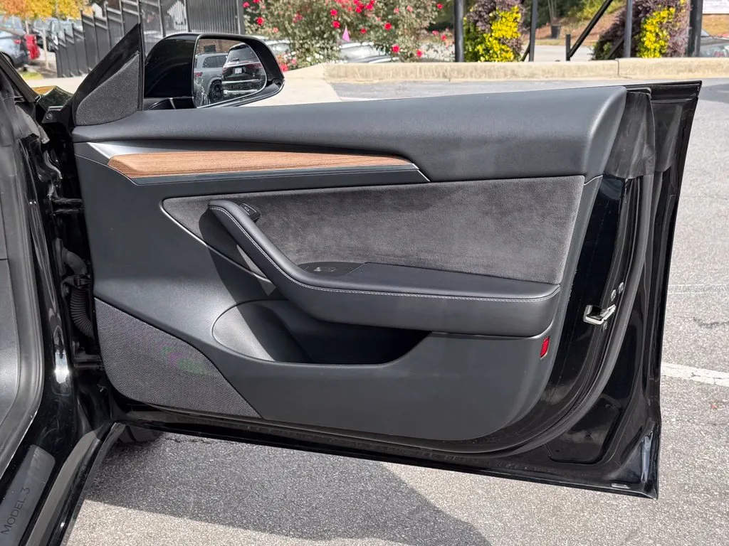 Tesla Model 3 photo 36