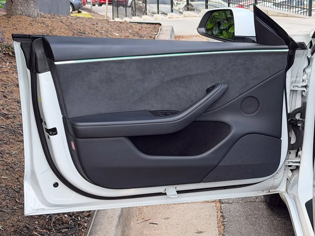 Tesla Model 3 photo 28