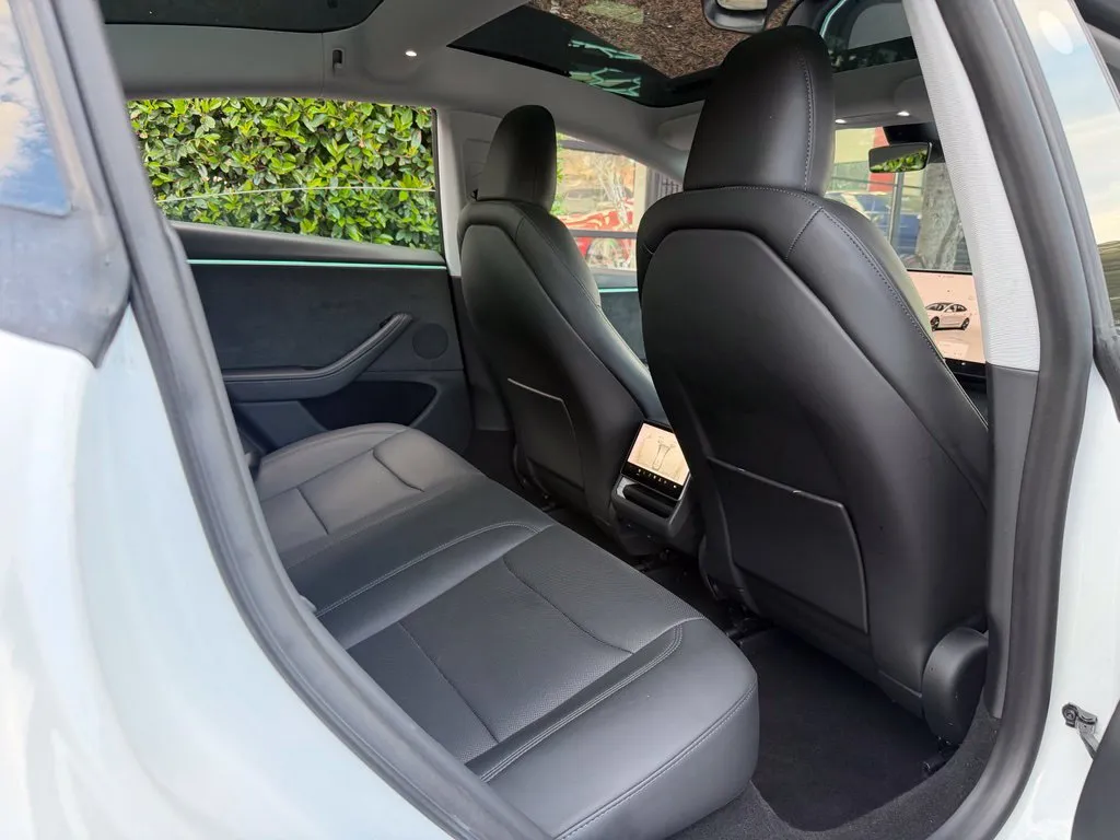 Tesla Model 3 photo 38