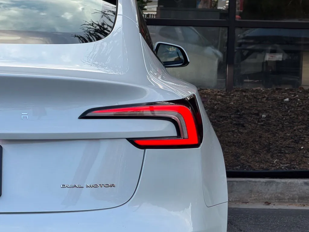 Tesla Model 3 photo 16